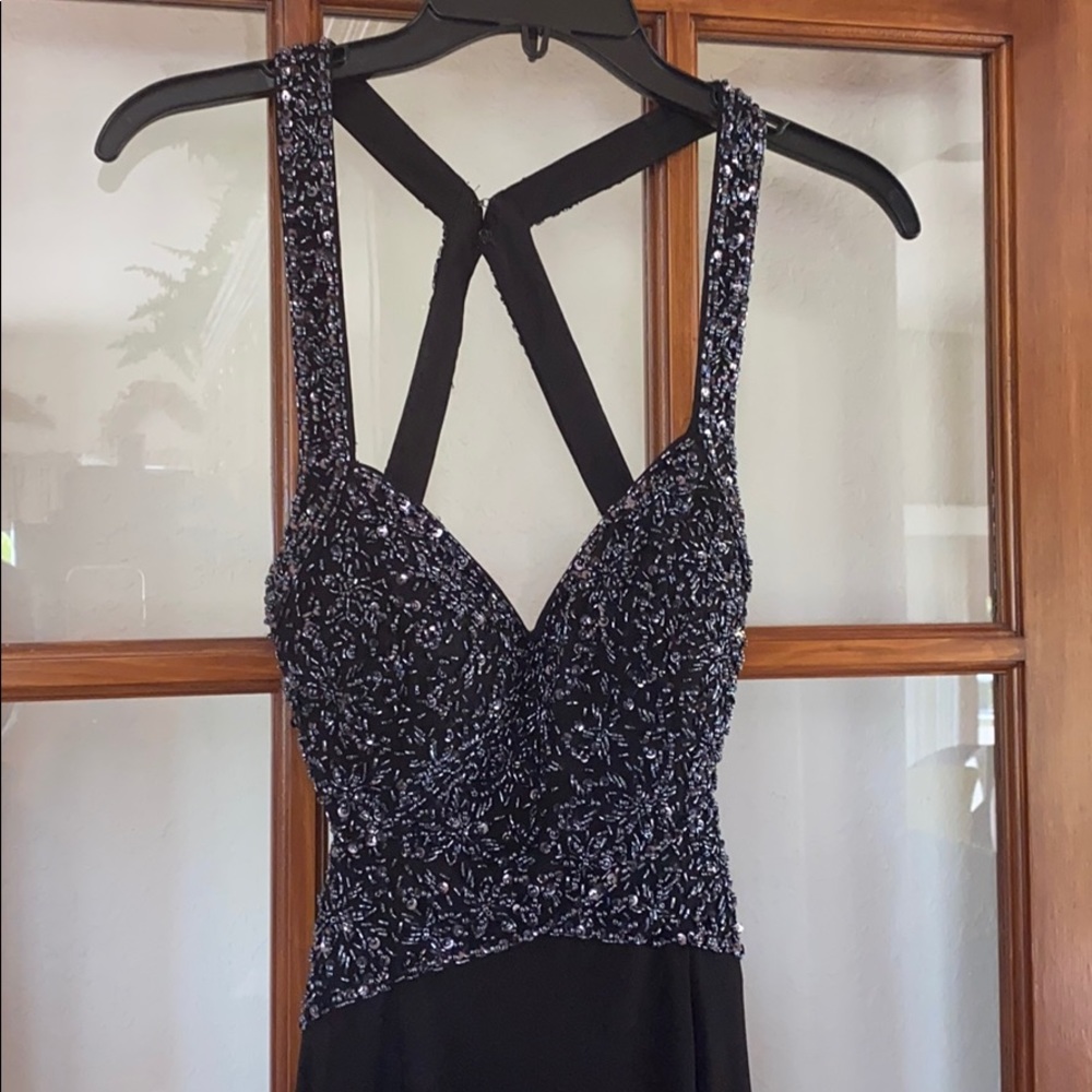 Elegant Prom or Formal Event Dress - Picture 6 of 9